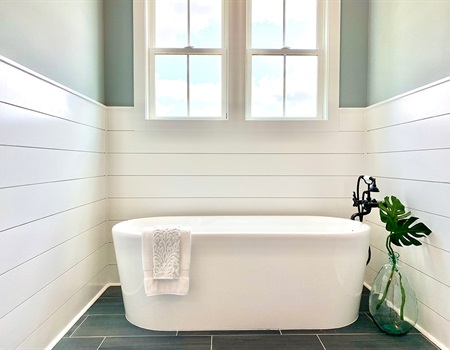 Bathtub_in_a_Reeves_Custom_Homes_house.jpg